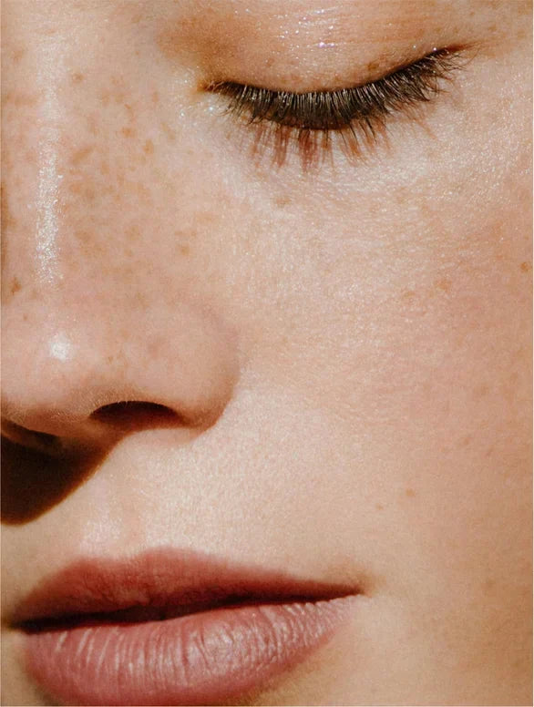 Empfindliche Haut pflegen – Frau mit beruhigter, gesunder Gesichtshaut